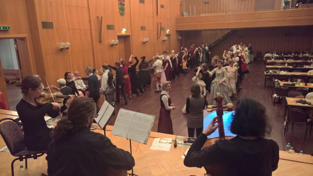 Blick von der Bühne in den vollen Saal